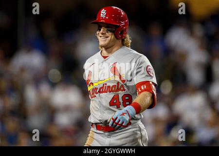 Der Außenfeldspieler der St. Louis Cardinals, Harrison Bader (48), reagiert während der Spielereinführungen vor einem MLB National League Wild Card-Spiel gegen die Los A Stockfoto