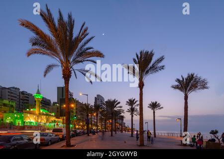 LIBANON, BEIRUT, DAR MREISSE, CORNICHE AIN EL-MREISSE IN DER ABENDDÄMMERUNG, BEGINN DER CORNICHE BEIRUT Stockfoto