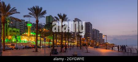 LIBANON, BEIRUT, DAR MREISSE, CORNICHE AIN EL-MREISSE IN DER ABENDDÄMMERUNG, BEGINN DER CORNICHE BEIRUT Stockfoto