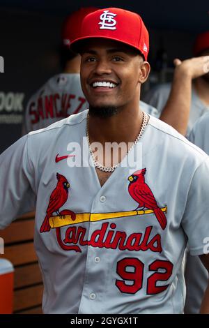 St. Louis Cardinals Pitcher Génesis Cabrera lächelt im Dugout vor einem MLB National League Wild Card Spiel gegen die Los Angeles Dodgers, Mittwochs Stockfoto