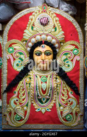 Nahaufnahme des Lehm-Idols der Göttin Devi Durga, bevor Durga Puja in einem Töpferstudio in Kalkutta ansteht. Stockfoto