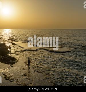 LIBANON, BEIRUT, DAR MREISSE, FISCHER AM MEER AN DER BEIRUT CORNICHE BEI SONNENUNTERGANG Stockfoto