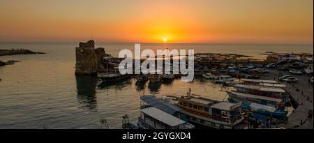 LIBANON, MOUNT LEBANON, JBEIL, BYBLOS FISCHERHAFEN BEI SONNENUNTERGANG Stockfoto