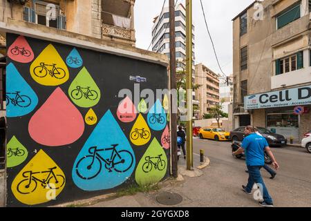 LIBANON, BEIRUT, RAS BEYROUTH, ROME STREET, THE CHAIN EFFECT (WANDMALEREI ZUR FÖRDERUNG DER NUTZUNG DES FAHRRADS) Stockfoto