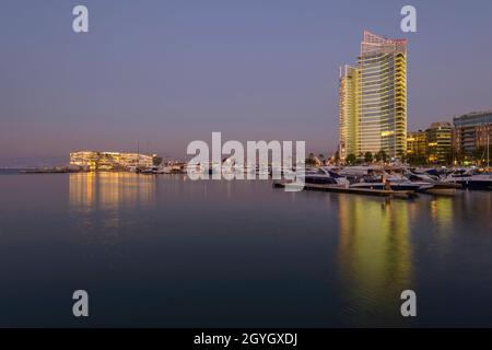 LIBANON, BEIRUT, MARFAA, ZAITUNAY BAY UND MARINA TOWERS IN DER NACHT Stockfoto