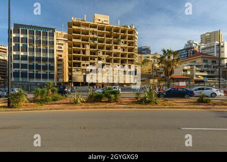 LIBANON, BEIRUT, RAS BEYROUTH, GENERAL DE GAULLE AVENUE, VERFALLENES UND VERLASSENES GEBÄUDE AN DER BEIRUT CORNICHE Stockfoto