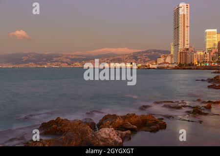 LIBANON, BEIRUT, DAR MREISSE, BEIRUT CORNICHE IN DER ABENDDÄMMERUNG Stockfoto