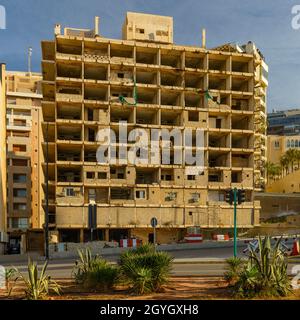 LIBANON, BEIRUT, RAS BEYROUTH, GENERAL DE GAULLE AVENUE, VERFALLENES UND VERLASSENES GEBÄUDE AN DER BEIRUT CORNICHE Stockfoto