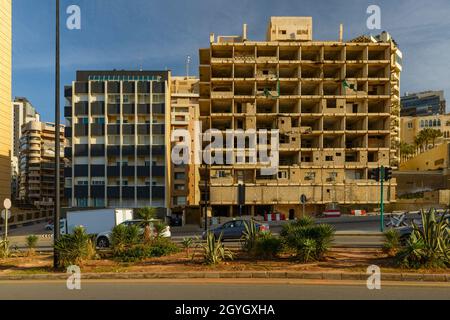 LIBANON, BEIRUT, RAS BEYROUTH, GENERAL DE GAULLE AVENUE, VERFALLENES UND VERLASSENES GEBÄUDE AN DER BEIRUT CORNICHE Stockfoto