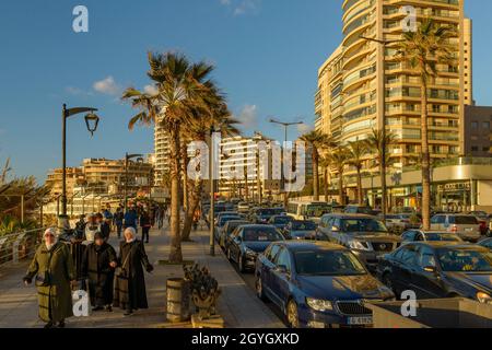 LIBANON, BEIRUT, RAS BEYROUTH, GENERAL DE GAULLE AVENUE, STAU AN DER BEIRUT CORNICHE Stockfoto