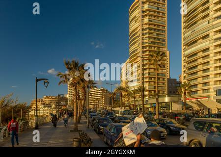 LIBANON, BEIRUT, RAS BEYROUTH, GENERAL DE GAULLE AVENUE, STAU AN DER BEIRUT CORNICHE Stockfoto