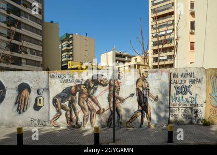 LIBANON, BEIRUT, RAS BEYROUTH, FRESCO (WO IST DIE EVOLUTION?) AN EINER MAUER DER DUNANT STREET Stockfoto