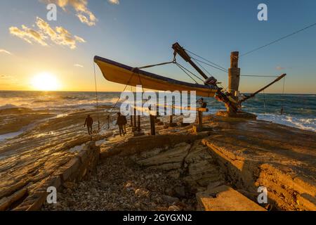 LIBANON, BEIRUT, RAS BEYROUTH, EL DELIE - ROUCHE, KLEINER HAFEN FÜR DIE BOOTE, DIE TAUBENFELSEN BESUCHEN (RAOUCHE) Stockfoto