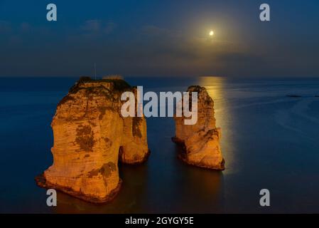 LIBANON, BEIRUT, RAS BEYROUTH, TOTALE MONDFINSTERNIS VOM 21. JANUAR 2019 UND DIE TAUBENSTEINE (RAOUCHE) Stockfoto