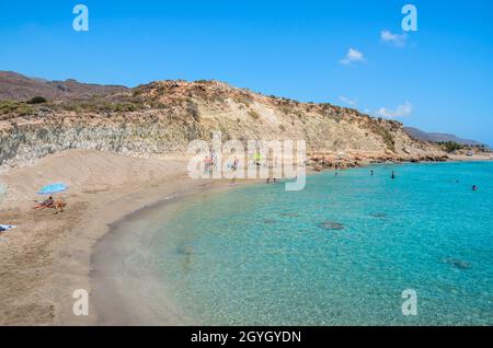 Der wunderschöne kretische Strand mit klarem und türkisfarbenem Wasser und dem weißen Lehm, der den Strand zu einem natürlichen Spa macht. Stockfoto