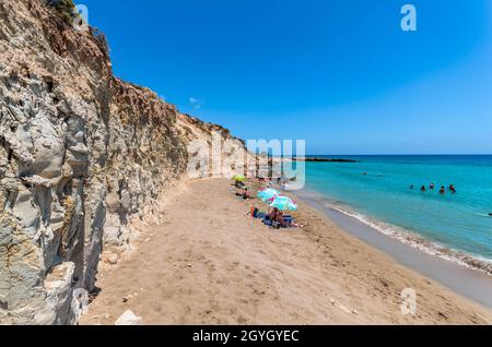 Der wunderschöne kretische Strand mit klarem und türkisfarbenem Wasser und dem weißen Lehm, der den Strand zu einem natürlichen Spa macht. Stockfoto