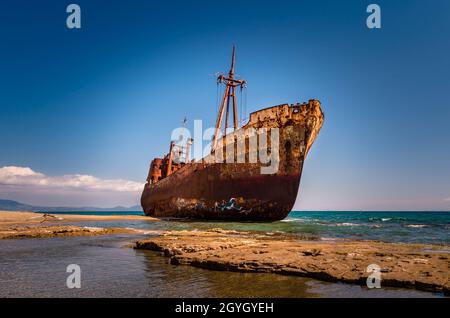 Das verrostete und verlassene Schiffswrack von Agios Dimitrios steht an einer Küste in der Nähe von Gythio in Lakonia. Peloponnes Griechenland Stockfoto