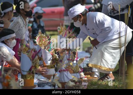 Palu, Zentral-Sulawesi, Indonesien. Okt. 2021. Hindus folgen der Prozession der ngaben ngedet Zeremonie oder Massenverbrennung im Prajapati Tempel, Palu City, Zentral Sulawesi. Dieses Ritual umfasst 36 Säge oder gereinigte Körper, darunter Covid-19 Opfer, die zuvor verbrannt und begraben wurden, um wiederbelebt zu werden, damit ihre Geister in Anwesenheit von Ida Sang Hyang Widhi Wasa gut aufgenommen werden können.Quelle: ADI Pranata/ZUMA Wire/Alamy Live News Stockfoto