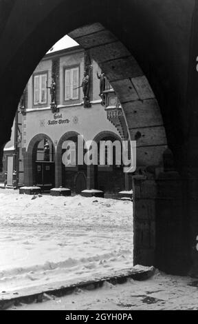 Blick durch einen Arkadenbogen in das Hotel Kaiser in der Innenstadt von Goslar, Deutschland 1930er Jahre. Blick durch einen Bogen um den Kaiser im Wert Hitel im Zentrum der Stadt Goslar, Deutschland 1930. Stockfoto