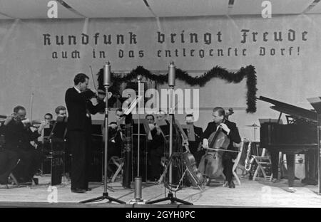 Auch der Rundfunk macht Werbung mit einem Orchester auf der Landwirtschafts- und Ernährungsmesse "Grüne Woche" in Berlin, Deutschland, 1930er Jahre. Sogar Radio ist die Werbung mit einem Orchester in den landwirtschaftlichen Messe "Grüne Woche" in Berlin, Deutschland, 1930. Stockfoto