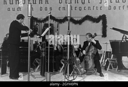 Auch der Rundfunk macht Werbung mit einem Orchester auf der Landwirtschafts- und Ernährungsmesse "Grüne Woche" in Berlin, Deutschland, 1930er Jahre. Sogar Radio ist die Werbung mit einem Orchester in den landwirtschaftlichen Messe "Grüne Woche" in Berlin, Deutschland, 1930. Stockfoto