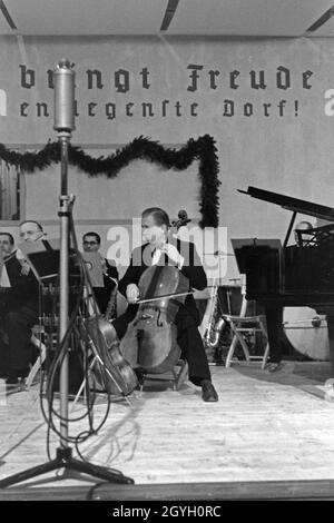 Auch der Rundfunk macht Werbung mit einem Orchester auf der Landwirtschafts- und Ernährungsmesse "Grüne Woche" in Berlin, Deutschland, 1930er Jahre. Sogar Radio ist die Werbung mit einem Orchester in den landwirtschaftlichen Messe "Grüne Woche" in Berlin, Deutschland, 1930. Stockfoto