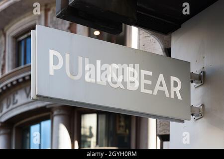 VALENCIA, SPANIEN - 07. OKTOBER 2021: Pull and Bear ist ein spanischer Händler für Bekleidung und Accessoires. Es ist Teil der Inditex-Gruppe Stockfoto