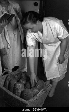 Tägliche Arbeiten im NSV Lehrlingsheim in Berlin Charlottenburg, Deutschland 1930er Jahre. Tagesgeschäft in einem Lehrlingshaus der NSV-Organisation in Berlin Charlottenburg, Deutschland 1930er Jahre. Stockfoto