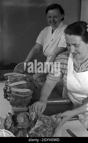 Tägliche Arbeiten im NSV Lehrlingsheim in Berlin Charlottenburg, Deutschland 1930er Jahre. Tagesgeschäft in einem Lehrlingshaus der NSV-Organisation in Berlin Charlottenburg, Deutschland 1930er Jahre. Stockfoto