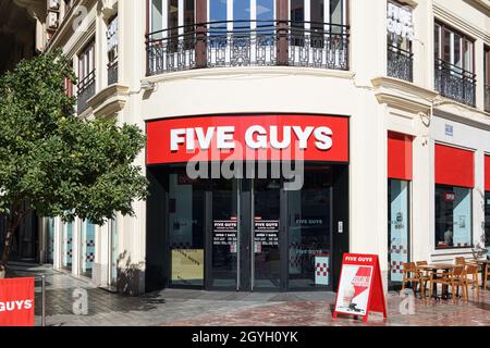 VALENCIA, SPANIEN - 07. OKTOBER 2021: Five Guys ist eine amerikanische Fast-Casual-Restaurantkette Stockfoto