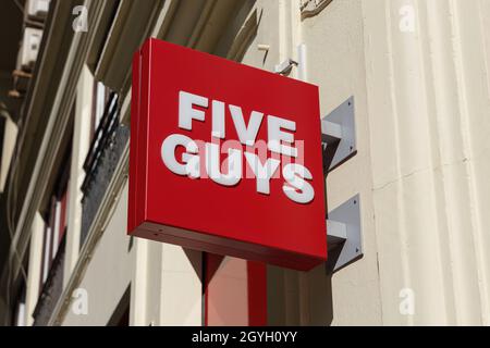 VALENCIA, SPANIEN - 07. OKTOBER 2021: Five Guys ist eine amerikanische Fast-Casual-Restaurantkette Stockfoto