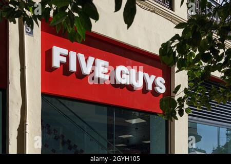 VALENCIA, SPANIEN - 07. OKTOBER 2021: Five Guys ist eine amerikanische Fast-Casual-Restaurantkette Stockfoto