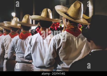 Merida, Mexiko: 27. Oktober 2018 - Männer mit traditioneller mexikanischer Kleidung und Strohhüten stehen vor dem Auftritt beim 'Festival de las Animas' für da Stockfoto