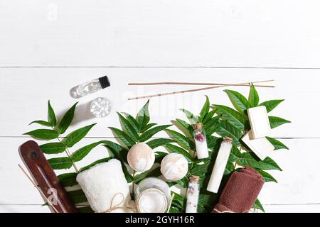 Naturheilbad und Aromatherapie Hautpflegeprodukte mit Bad-Accessoires einschließlich Peeling Peelings, Öle, Schwämme, Badebomben und Seifen. Stockfoto
