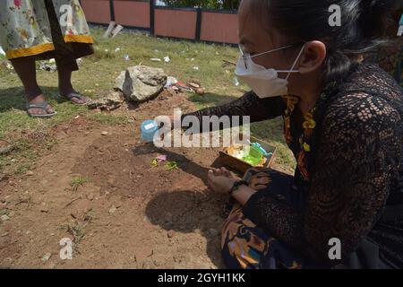 Palu, Zentral-Sulawesi, Indonesien. Okt. 2021. Hindus folgen der Prozession der ngaben ngedet Zeremonie oder Massenverbrennung im Prajapati Tempel, Palu City, Zentral Sulawesi. Dieses Ritual umfasst 36 Säge oder gereinigte Körper, darunter Covid-19 Opfer, die zuvor verbrannt und begraben wurden, um wiederbelebt zu werden, damit ihre Geister in Anwesenheit von Ida Sang Hyang Widhi Wasa gut aufgenommen werden können.Quelle: ADI Pranata/ZUMA Wire/Alamy Live News Stockfoto