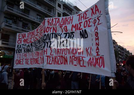 Athen, Griechenland. Okt. 2021. Demonstranten marschieren mit Parolen gegen die extreme Rechte und die neonazis. Tausende gingen auf die Straße am Tag vor einem Jahr am 7. Oktober 2020 urteilten die Gerichte, dass die griechische neonazi-Partei Golden Dawn eine kriminelle Organisation betreibt. (Bild: © Nikolas Georgiou/ZUMA Press Wire) Stockfoto