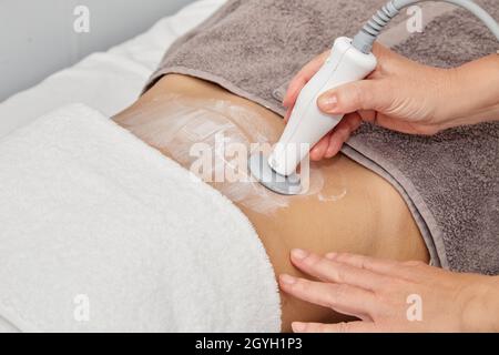 Frau, die bei der Kosmetikerin lipo macht. Spa-Konzept. Hochwertige Fotos Stockfoto