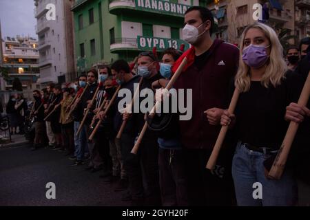 Athen, Griechenland. Okt. 2021. Demonstranten marschieren mit Parolen gegen die extreme Rechte und die neonazis. Tausende gingen auf die Straße am Tag vor einem Jahr am 7. Oktober 2020 urteilten die Gerichte, dass die griechische neonazi-Partei Golden Dawn eine kriminelle Organisation betreibt. (Bild: © Nikolas Georgiou/ZUMA Press Wire) Stockfoto