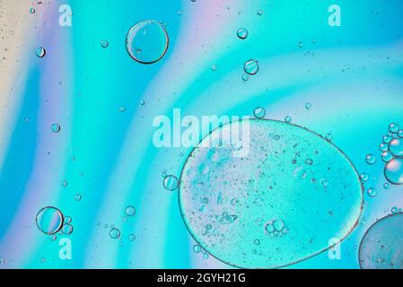 Holographischer, farbenfroher abstrakter Hintergrund mit Öltropfen auf Wasser Stockfoto