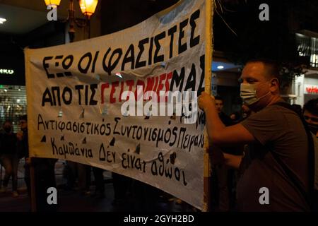 Athen, Griechenland. Okt. 2021. Demonstranten marschieren mit Parolen gegen die extreme Rechte und die neonazis. Tausende gingen auf die Straße am Tag vor einem Jahr am 7. Oktober 2020 urteilten die Gerichte, dass die griechische neonazi-Partei Golden Dawn eine kriminelle Organisation betreibt. (Bild: © Nikolas Georgiou/ZUMA Press Wire) Stockfoto