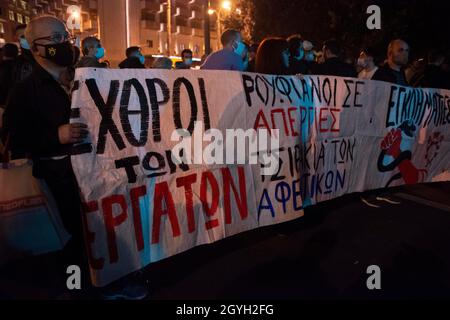 Athen, Griechenland. Okt. 2021. Demonstranten marschieren mit Parolen gegen die extreme Rechte und die neonazis. Tausende gingen auf die Straße am Tag vor einem Jahr am 7. Oktober 2020 urteilten die Gerichte, dass die griechische neonazi-Partei Golden Dawn eine kriminelle Organisation betreibt. (Bild: © Nikolas Georgiou/ZUMA Press Wire) Stockfoto