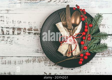 Weihnachtskonzept Hintergrund.Vintage altes Besteck serviert auf Teller für Weihnachtsessen auf Holztisch.Weihnachtskonzept Hintergrund Stockfoto