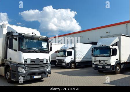 LKW verladen in einem Depot einer Spedition - Transport und Logistik im Warenhandel Stockfoto