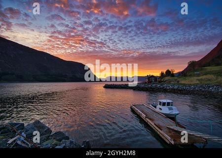 Sonnenuntergang auf dem Fjord von Selje Norwegen. Sehr schöne Farben spiegeln sich in den Wolken und dem Wasser. Angelurlaub in fantastischer Landschaft Stockfoto