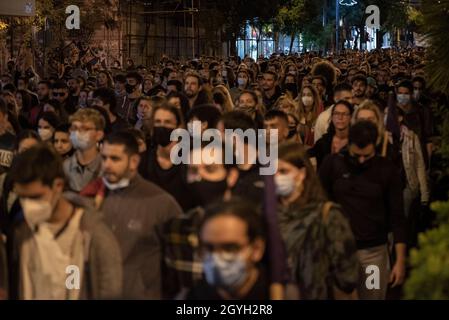 Athen, Griechenland. Okt. 2021. Demonstranten marschieren mit Parolen gegen die extreme Rechte und die neonazis. Tausende gingen auf die Straße am Tag vor einem Jahr am 7. Oktober 2020 urteilten die Gerichte, dass die griechische neonazi-Partei Golden Dawn eine kriminelle Organisation betreibt. (Bild: © Nikolas Georgiou/ZUMA Press Wire) Stockfoto