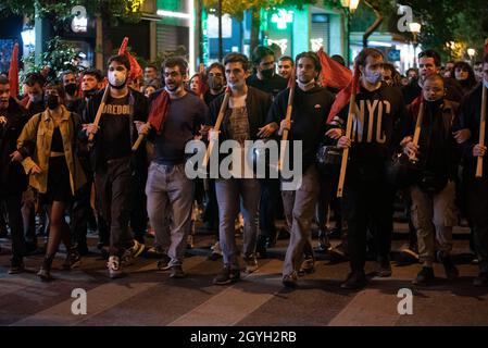 Athen, Griechenland. Okt. 2021. Demonstranten marschieren mit Parolen gegen die extreme Rechte und die neonazis. Tausende gingen auf die Straße am Tag vor einem Jahr am 7. Oktober 2020 urteilten die Gerichte, dass die griechische neonazi-Partei Golden Dawn eine kriminelle Organisation betreibt. (Bild: © Nikolas Georgiou/ZUMA Press Wire) Stockfoto