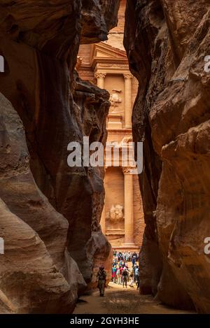 JORDANIEN, MA'AN, DIE ROSA SANDSTEINFASSADE DES KHAZNEH (SCHATZ DES PHARAOS) AN DER MÜNDUNG DES SIQ Stockfoto