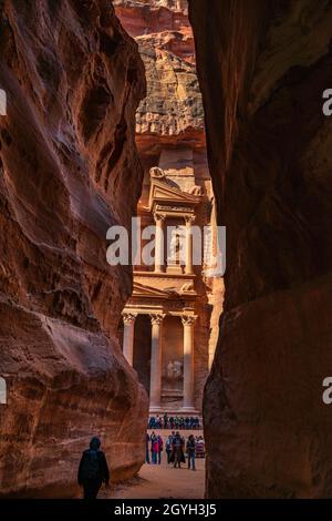 JORDANIEN, DIE ROSA SANDSTEINFASSADE DES KHAZNEH (SCHATZ DES PHARAOS) AN DER MÜNDUNG DES SIQ Stockfoto