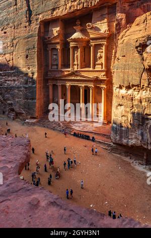 JORDANIEN, MA'AN, PETRA, DER KHAZNEH (SCHATZ DES PHARAOS) Stockfoto