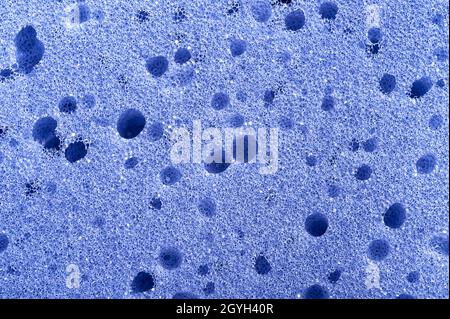 Textur aus blauem Schwamm. Nahaufnahme, Makrofoto. Stockfoto